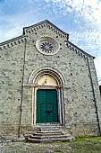Liguria - Le Cinque Terre. Il Sentiero Verdeazzurro da Vernazza a Riomaggiore. La chiesa di San Pietro di Corniglia (XIV sec). 